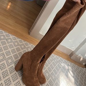 Knee High suede boots with zipper